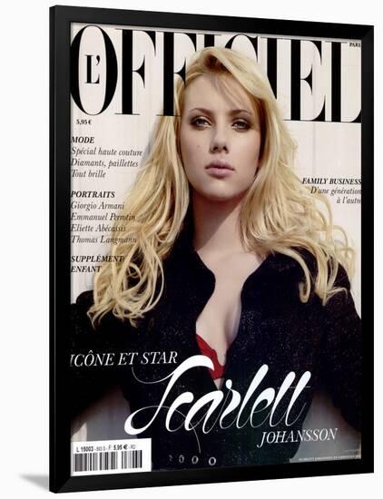 L'Officiel 2005 - Scarlett Johansson Porte un Trench en Soie Noir Pailleté Dior par John Galliano-David Ferma-Framed Art Print