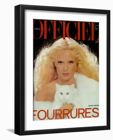 L'Officiel, September 1977 - Ensemble de Pierre Cardin-Roland Bianchini-Framed Art Print