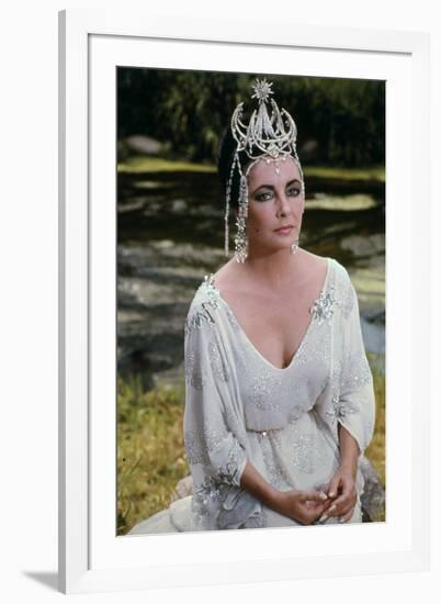 L'oiseau Bleu THE BLUE BIRD by George Cukor with Elizabeth Taylor, 1976 (photo)-null-Framed Photo