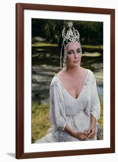 L'oiseau Bleu THE BLUE BIRD by George Cukor with Elizabeth Taylor, 1976 (photo)-null-Framed Photo