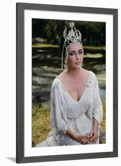 L'oiseau Bleu THE BLUE BIRD by George Cukor with Elizabeth Taylor, 1976 (photo)-null-Framed Photo