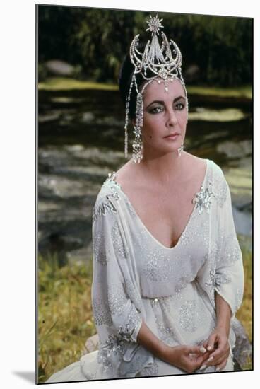 L'oiseau Bleu THE BLUE BIRD by George Cukor with Elizabeth Taylor, 1976 (photo)-null-Mounted Photo