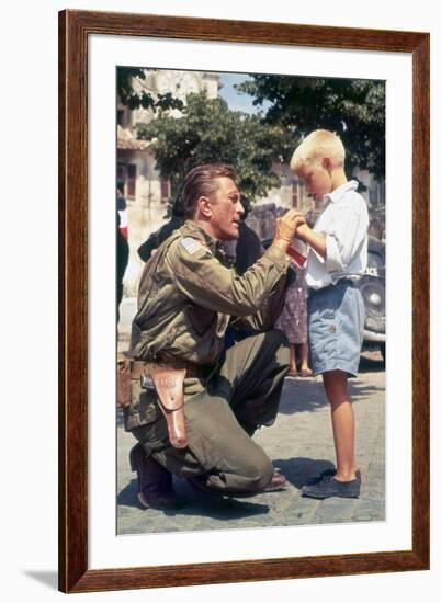 L'ombre d'un geant CAST A Giant SHADOW by Melville Shavelson with Kirk Douglas, 1966 (photo)-null-Framed Photo