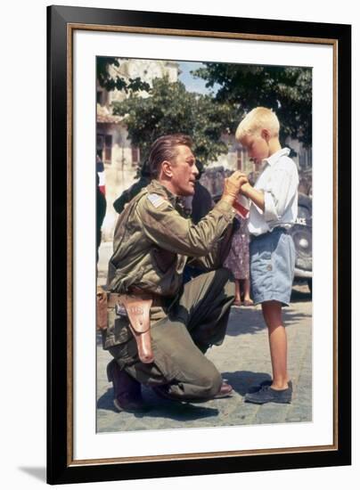 L'ombre d'un geant CAST A Giant SHADOW by Melville Shavelson with Kirk Douglas, 1966 (photo)-null-Framed Photo