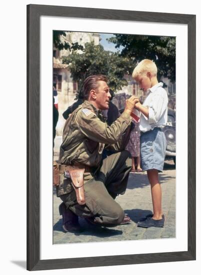 L'ombre d'un geant CAST A Giant SHADOW by Melville Shavelson with Kirk Douglas, 1966 (photo)-null-Framed Photo