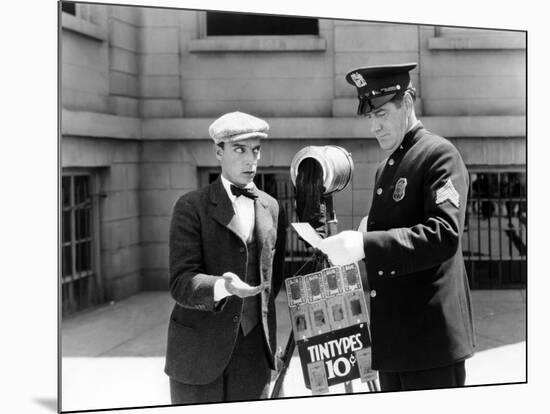 L'Operateur The Cameraman by EdwardSedgwick with Buster Keaton, 1928 Film muet --- Silent movie (b/-null-Mounted Photo