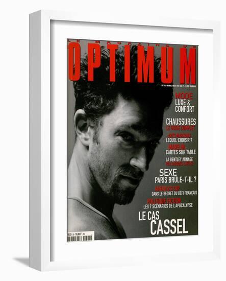 L'Optimum, April-May 1999 - Vincent Cassel Porte un Tee-Shirt Col V en Coton Chiné Calvin Klein-Antonio Spinoza-Framed Art Print