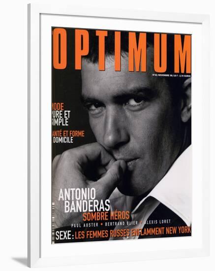 L'Optimum, November 1998 - Antonio Banderas Porte une Veste de Smoking et une Chemise Gucci-André Rau-Framed Art Print