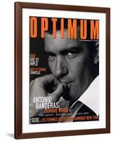 L'Optimum, November 1998 - Antonio Banderas Porte une Veste de Smoking et une Chemise Gucci-André Rau-Framed Art Print