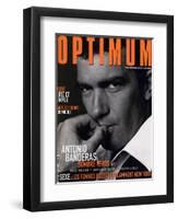 L'Optimum, November 1998 - Antonio Banderas Porte une Veste de Smoking et une Chemise Gucci-André Rau-Framed Art Print