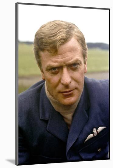 La Bataille d'Angleterre THE BATTLE OF BRITAIN by GuyHamilton with Michael Caine, 1969 (photo)-null-Mounted Photo