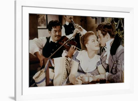 LA BELLE and L'EMPEREUR, 1959 par Axel von Ambesser with Romy Schneider and Helmut Lohner (photo)-null-Framed Photo