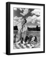 La captive aux yeux clairs THE BIG SKY by HowardHawks with Kirk Douglas, Elizabeth Threatt, 1952 (b-null-Framed Photo