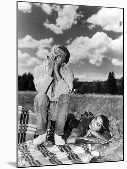 La captive aux yeux clairs THE BIG SKY by HowardHawks with Kirk Douglas, Elizabeth Threatt, 1952 (b-null-Mounted Photo