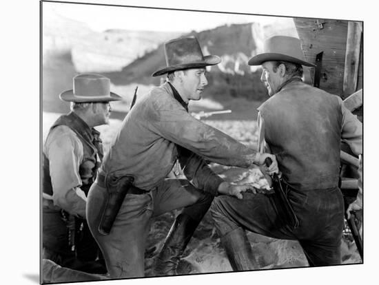 La Caravane heroique (Virginia City) by MichaelCurtiz with Errol Flynn and Randolph Scott, 1940 (b/-null-Mounted Photo