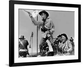 La Charge Fantastique THEY DIED WITH THEIR BOOTS ON by Raoul Walsh with Errol Flynn, 1941 (b/w phot-null-Framed Photo