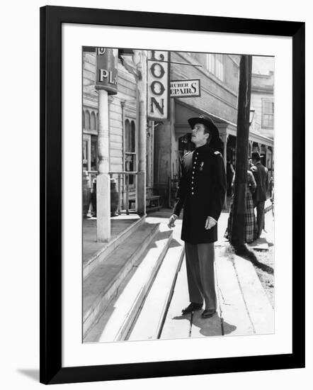 La Charge Fantastique THEY DIED WITH THEIR BOOTS ON by Raoul Walsh with Errol Flynn, 1941 (b/w phot-null-Framed Photo