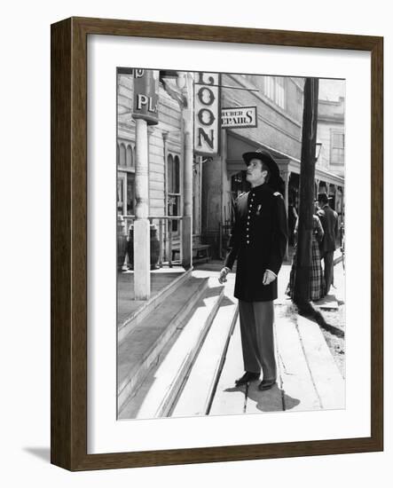 La Charge Fantastique THEY DIED WITH THEIR BOOTS ON by Raoul Walsh with Errol Flynn, 1941 (b/w phot-null-Framed Photo