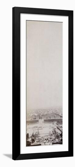 La construction de la Tour Eiffel vue de l'une des tours du Palais du Trocadéro-Théophile Féau-Framed Premium Giclee Print