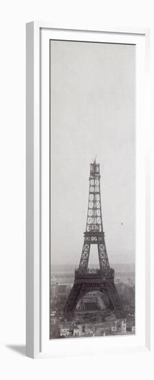 La construction de la Tour Eiffel vue de l'une des tours du palais du Trocadéro-Théophile Féau-Framed Premium Giclee Print