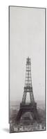 La construction de la Tour Eiffel vue de l'une des tours du palais du Trocadéro-Théophile Féau-Mounted Premium Giclee Print