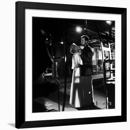 La Dame by Shanghai THE LADY FROM SHANGHAI by OrsonWelles with Orson Welles and Rita Hayworth, 1947-null-Framed Photo