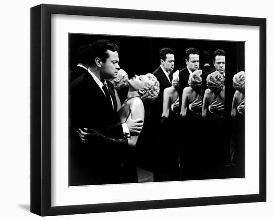 La Dame by Shanghai THE LADY FROM SHANGHAI by OrsonWelles with Orson Welles and Rita Hayworth, 1947-null-Framed Photo