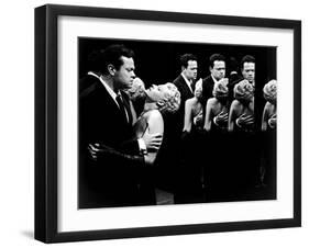 La Dame by Shanghai THE LADY FROM SHANGHAI by OrsonWelles with Orson Welles and Rita Hayworth, 1947-null-Framed Photo