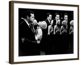 La Dame by Shanghai THE LADY FROM SHANGHAI by OrsonWelles with Orson Welles and Rita Hayworth, 1947-null-Framed Photo