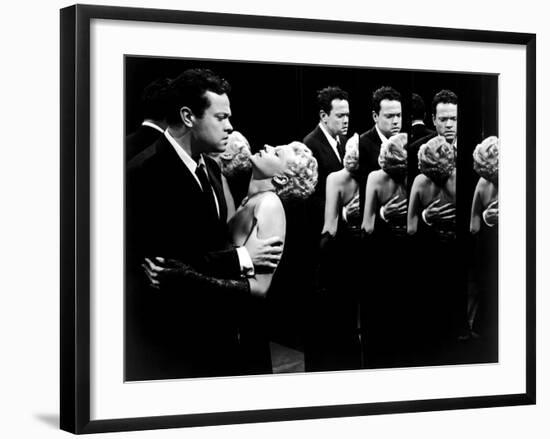 La Dame by Shanghai THE LADY FROM SHANGHAI by OrsonWelles with Orson Welles and Rita Hayworth, 1947-null-Framed Photo