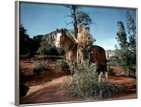 La derniere caravane The Last Wagon by DelmerDaves with Richard Widmark, 1956 (photo)-null-Framed Photo