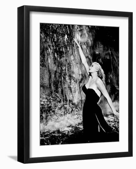 La Dolce Vita, Anita Ekberg, 1960-null-Framed Photo