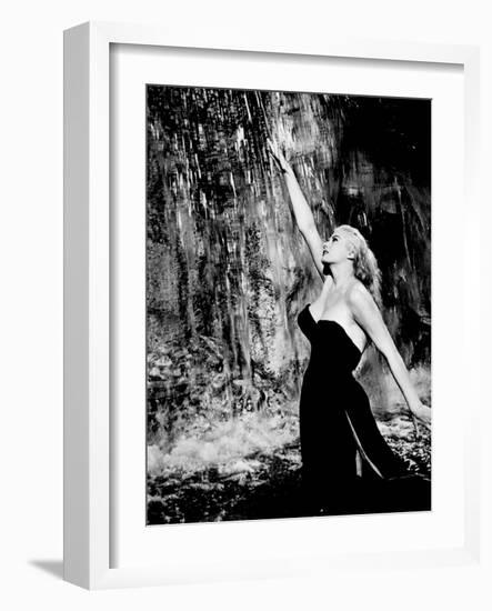 La Dolce Vita, Anita Ekberg, 1960-null-Framed Photo