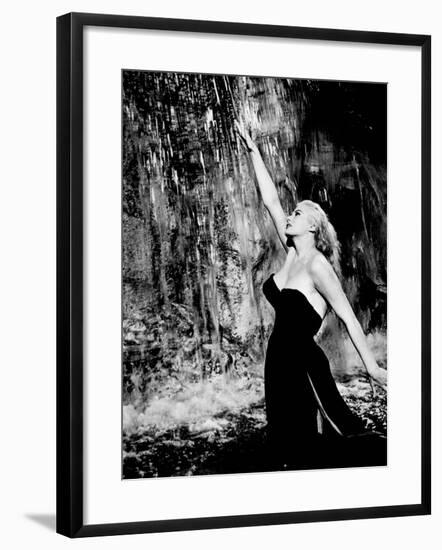 La Dolce Vita, Anita Ekberg, 1960-null-Framed Photo