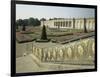 La façade du Grand Trianon, et le parterre du jardin haut (prise de vue dans les années 80)-null-Framed Giclee Print