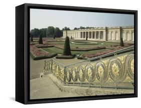 La façade du Grand Trianon, et le parterre du jardin haut (prise de vue dans les années 80)-null-Framed Stretched Canvas