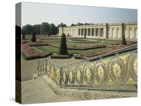 La façade du Grand Trianon, et le parterre du jardin haut (prise de vue dans les années 80)-null-Stretched Canvas