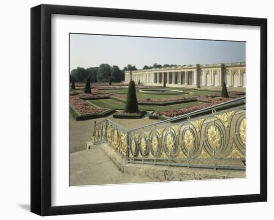 La façade du Grand Trianon, et le parterre du jardin haut (prise de vue dans les années 80)-null-Framed Giclee Print
