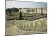 La façade du Grand Trianon, et le parterre du jardin haut (prise de vue dans les années 80)-null-Mounted Giclee Print