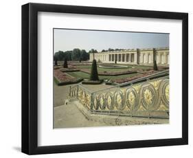 La façade du Grand Trianon, et le parterre du jardin haut (prise de vue dans les années 80)-null-Framed Premium Giclee Print