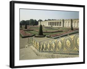 La façade du Grand Trianon, et le parterre du jardin haut (prise de vue dans les années 80)-null-Framed Premium Giclee Print