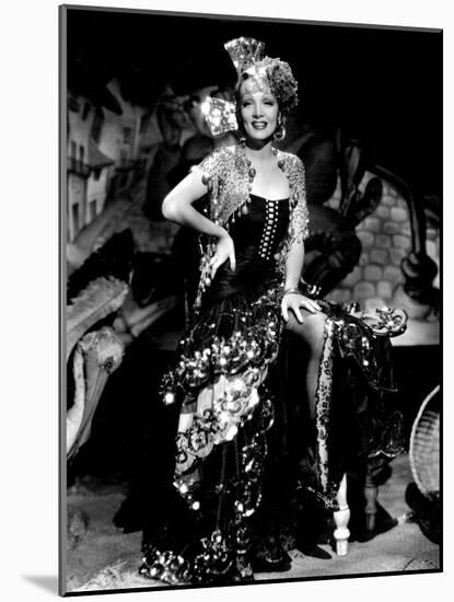 La Femme Et Le Pantin, the Devil Is a Woman De Josef Von Sternberg Avec Marlene Dietrich 1935-null-Mounted Photo