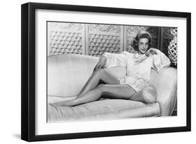 La Femme Modele Designing Woman De Vincenteminnelli Avec Lauren Bacall, 1957-null-Framed Photo