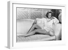 La Femme Modele Designing Woman De Vincenteminnelli Avec Lauren Bacall, 1957-null-Framed Photo