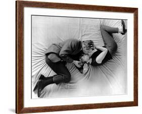 La fille a la casquette A NEW KIND OF LOVE by MelvilleShavelson with Paul Newman and Joanne Woodwar-null-Framed Photo