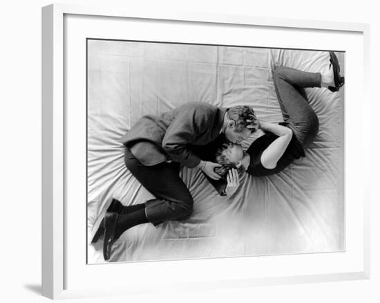 La fille a la casquette A NEW KIND OF LOVE by MelvilleShavelson with Paul Newman and Joanne Woodwar-null-Framed Photo