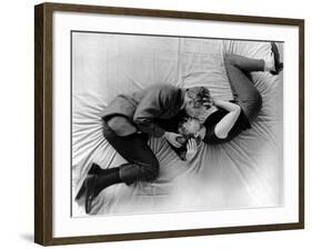 La fille a la casquette A NEW KIND OF LOVE by MelvilleShavelson with Paul Newman and Joanne Woodwar-null-Framed Photo