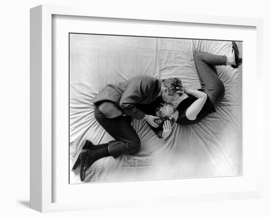 La fille a la casquette A NEW KIND OF LOVE by MelvilleShavelson with Paul Newman and Joanne Woodwar-null-Framed Photo