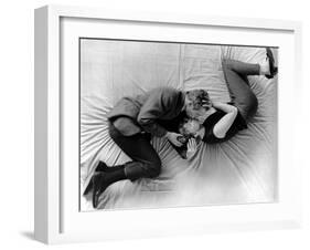 La fille a la casquette A NEW KIND OF LOVE by MelvilleShavelson with Paul Newman and Joanne Woodwar-null-Framed Photo