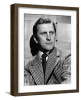 La Griffe du passe OUT OF THE PAST by JacquesTourneur with Kirk Douglas, 1947 (b/w photo)-null-Framed Photo